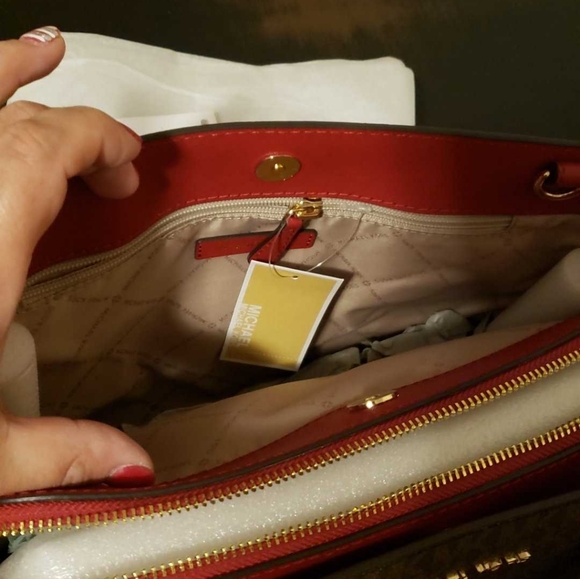 Handbags - Picture 3 of 6